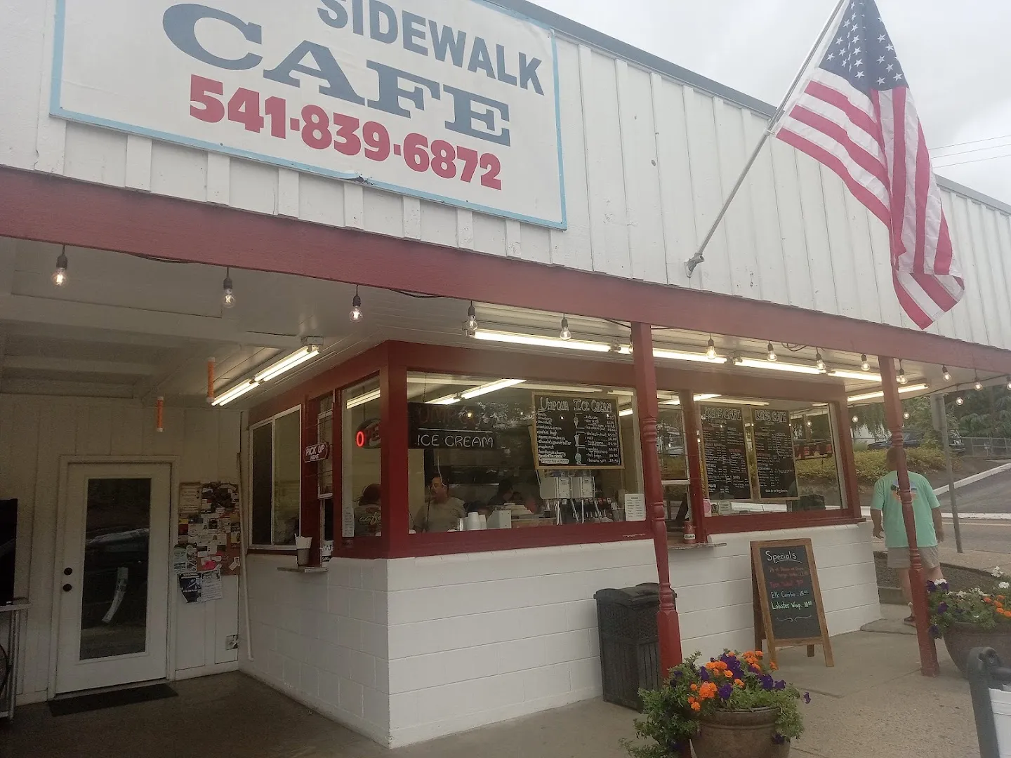 Ken's Sidewalk Cafe